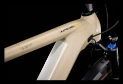 Vélo De Ville Électrique Cube Kathmandu Hybrid Pro 625 Shimano Deore 11V 625 Wh 700 Mm Beige Desert 2022 -Vélo Soldes unnamed file 1316
