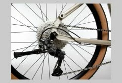 Vélo Fitness Kona Dew Plus SE Shimano Deore 10V 650b Beige Gloss Sand 2022 -Vélo Soldes unnamed file 3274