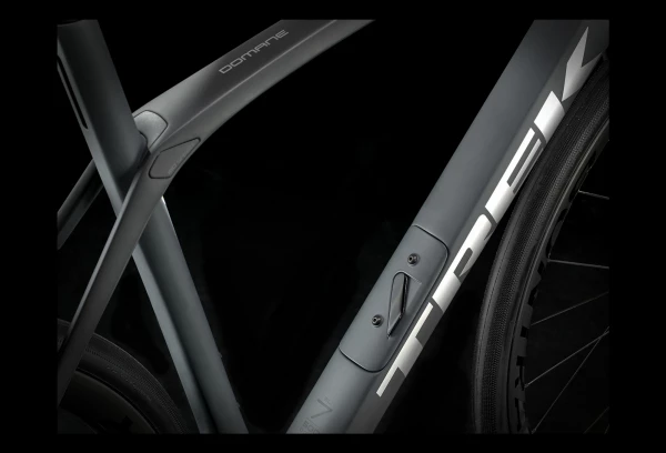 Vélo De Route Trek Domane SL 7 Disc Sram Force AXS 12V Matte Charcoal/Trek Black 2021 Bleu / Noir 11 Vélo De Route Trek Domane SL 7 Disc Sram Force AXS 12V Matte Charcoal/Trek Black 2021 Bleu / Noir – Image 9