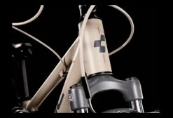 VTT Semi-Rigide Enfant Cube Acid 240 Shimano Tourney/Altus 7V 24'' Beige Desert 2022 8 - 12 Ans -Vélo Soldes unnamed file 4678