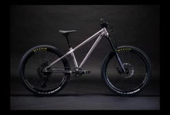 VTT Semi-Rigide Enfant Commencal Meta HT JR Sram SX Eagle 12V 26'' Beige Champagne 2022 | 9 - 12 Ans -Vélo Soldes unnamed file 5167