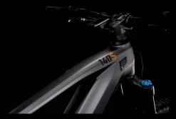 VTT Électrique Tout-Suspendu Cube Stereo Hybrid 140 HPC SL 625 Shimano Deore/XT 12V 625 Wh 27.5'' Gris Flash Orange 2022 Gris / Orange 20 VTT Électrique Tout-Suspendu Cube Stereo Hybrid 140 HPC SL 625 Shimano Deore/XT 12V 625 Wh 27.5'' Gris Flash Orange 2022 Gris / Orange -Vélo Soldes unnamed file 6965