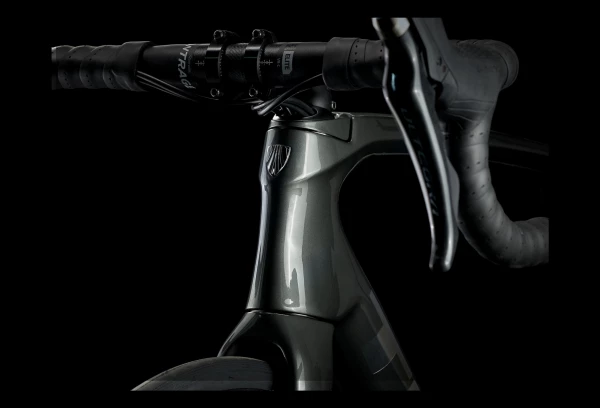 Vélo De Route Trek Emonda SL 6 Disc Shimano Ultegra 11V Lithium Grey/Brushed Chrome 2021 Noir / Rouge 11 Vélo De Route Trek Emonda SL 6 Disc Shimano Ultegra 11V Lithium Grey/Brushed Chrome 2021 Noir / Rouge – Image 9